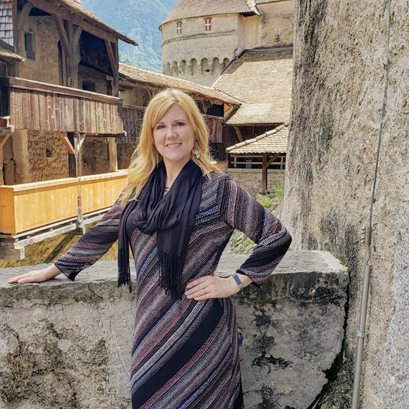 Meet your Posher, Emily! - Picture 3 of 8